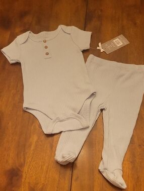 NWT- Le Top bébé Light Slate Blue Onesie Set